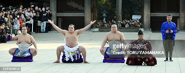 Aminishiki , Takarafuji , sumo referee Inosuke Shikimori and sumo caller Takuro , Mongolian-born yokozuna, or grand champion, Harumafuji performs the...