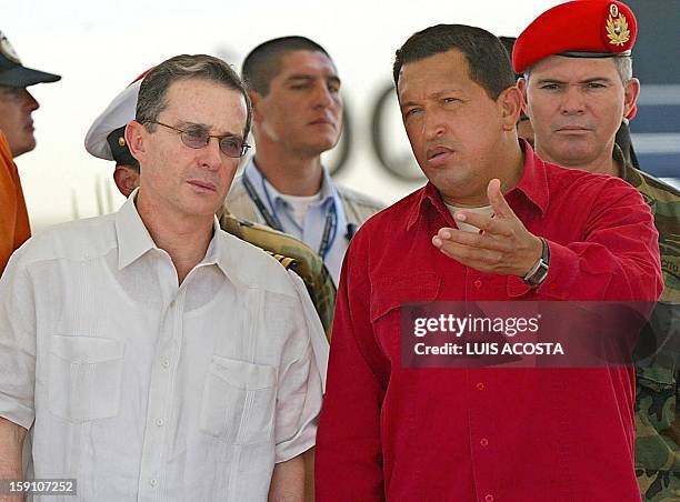 El presidente de Colombia Alvaro Uribe dialoga con su homólogo venezolano Hugo Chavez, en el aeropuerto militar de Maracaibo, Venezuela, el 14 de...