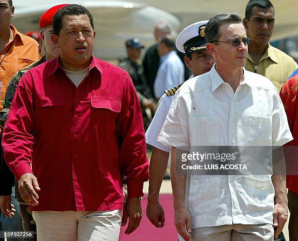 Los presidentes de Colombia Alvaro Uribe y de Venezuela Hugo Chavez, reciben honores militares en el aeropuerto militar de Maracaibo el 14 de julio...