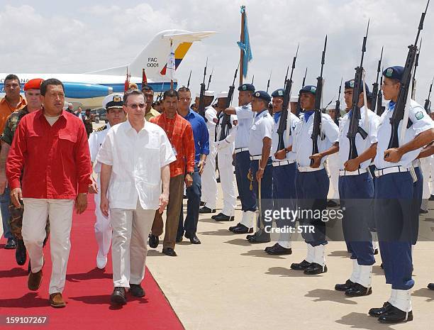 El presidente de Colombia Alvaro Uribe y el de Venezuela, Hugo Chávez reciben honores militares en el aeropuerto militar de Maracaibo, Venezuela, el...
