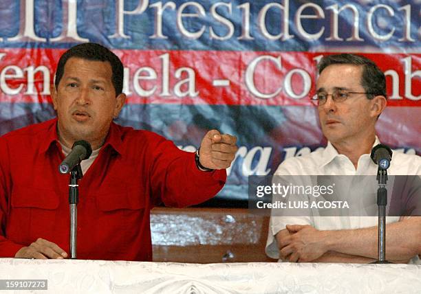 El presidente de Colombia Alvaro Uribe y el de Venezuela Hugo Chávez, responden preguntas durante una rueda de prensa en Maracaibo, Venezuela el 14...