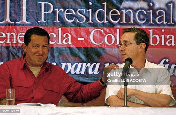 Los presidentes de Colombia Alvaro Uribe y de Venezuela Hugo Chavez, responden preguntas durante una rueda de prensa en Maracaibo el 14 de julio de...