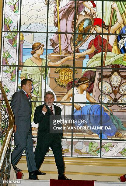 El presidente de Brasil, Luiz Inácio Lula da Silva y su homólogo venezolano Hugo Chávez, caminan por el palacio Campo das Princesas, el 25 de abril...
