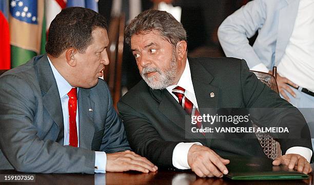 El presidente de Brasil, Luiz Inácio Lula da Silva escucha a su homólogo venezolano Hugo Chávez durante una declaración conjunta efectuada al término...
