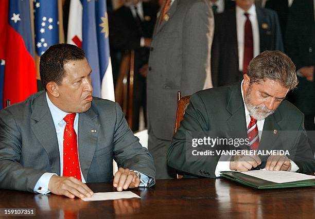 El presidente de Brasil, Luiz Inácio Lula da Silva , junto a su homólogo venezolano Hugo Chávez, firma un acuerdo comercial durante una declaración...