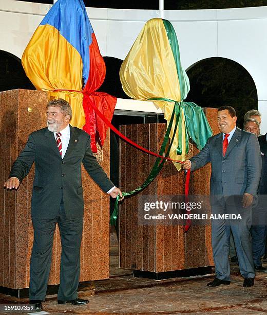El presidente de Brasil, Luiz Inácio Lula da Silva , y su homólogo venezolano Hugo Chávez, innauguran una plaza que lleva los nombres del libertador...