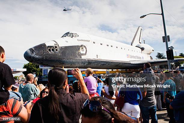 the space shuttle moves through los angeles - endeavour ストックフォトと画像