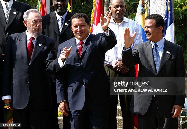 El presidente de Cuba, Fidel Castro , de Venezuela Hugo Chávez y de República Dominicana, Leonel Fernández, conversan antes de la foto oficial en el...