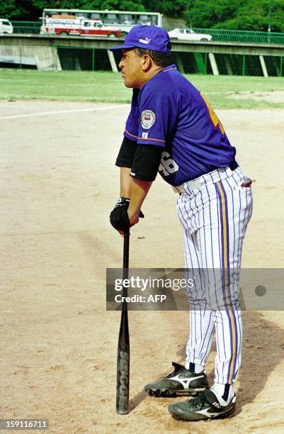 Venezuelan president Hugo Chavez Frias waits during a softball game in Caracas 29 August 1999. El Presidente venezolano Hugo Chavez Frias espera la...