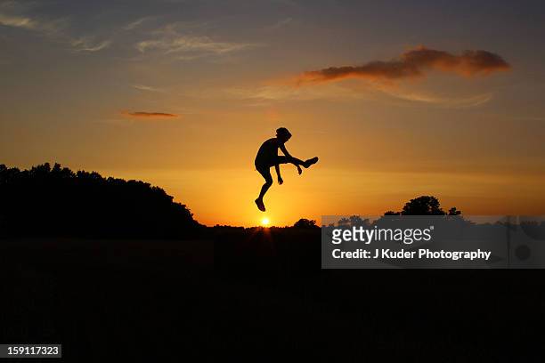 boy jumping over sun - springfield missouri stockfoto's en -beelden