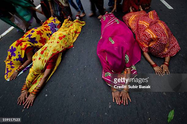 devotees perform rituals during chhat puja - chhath festival stock pictures, royalty-free photos & images