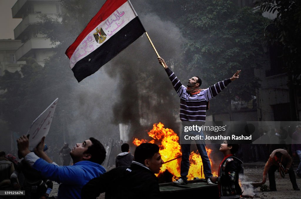 Egyptian protesters clash with the army