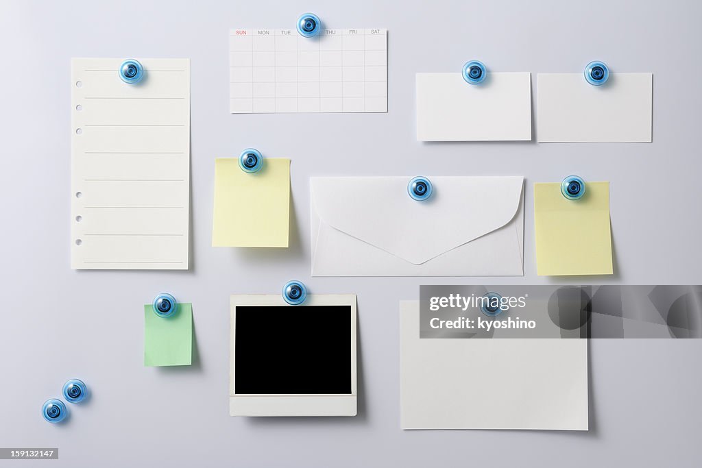 Whiteboard mit leeren polaroid und Schreibwaren