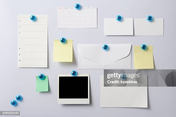 whiteboard mit leeren polaroid und schreibwaren - magnet stock-fotos und bilder