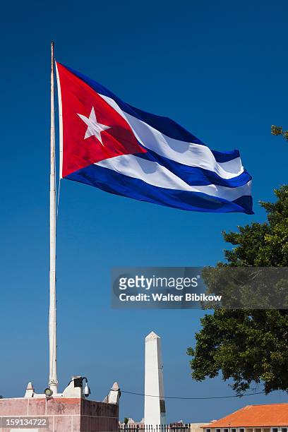 cuba, havana, fortaleza de san carlos de la cabana - cuban flag ストックフォトと画像