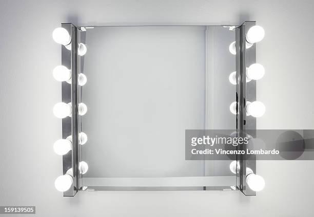 dressing room mirror lit by ten light bulbs - vestuario entre bastidores fotografías e imágenes de stock