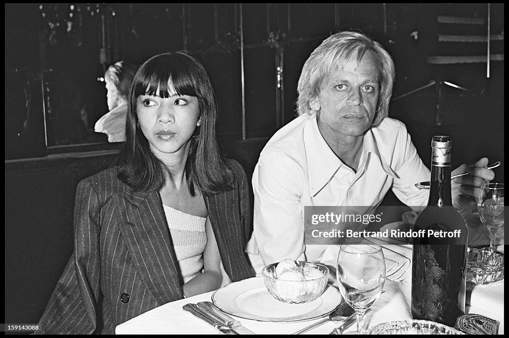 Klaus Kinski and his wife Minhoi Genevieve Loanic during a party at... ニュース写真 Getty Images