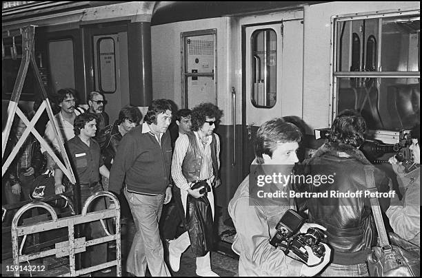 Bob Dylan arrives for his Paris concert at Pavillon de Paris in 1978.