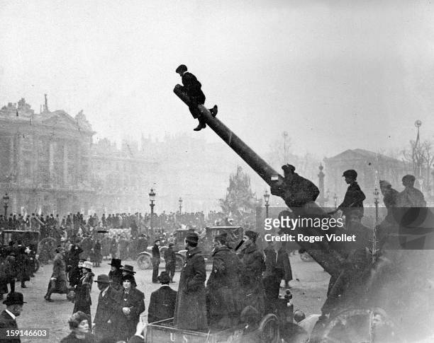 Crowds at Place de la Concorde upon the signing of the Armistice, ending World War I, Paris, November 11, 1918.
