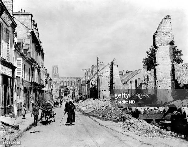 World War I, Ruins of rue Gambetta, with the cathedral of Reims in the background .
