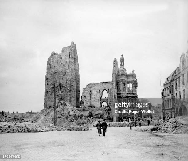 World War I, The town hall and the belfry of Arras in ruins, seen from the main square .