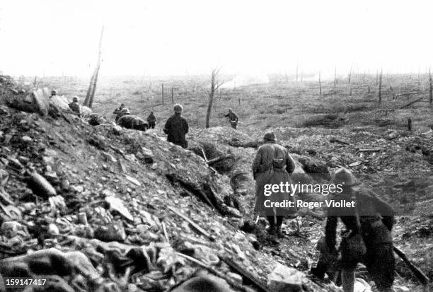 World War One, Battle of Verdun. Capture in the Ravin des Fontaines: two Germans surrender upon seeing French grenadiers. Douaumont, October 22nd,...