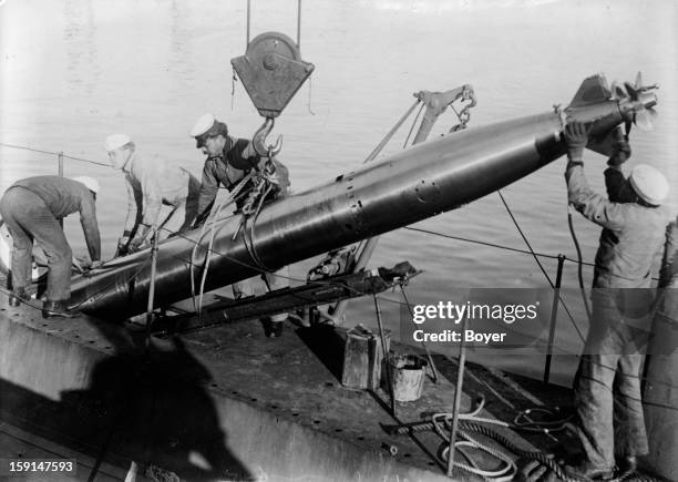 World War I, Placing a torpedo in the torpedo tube of an American submarine K5.