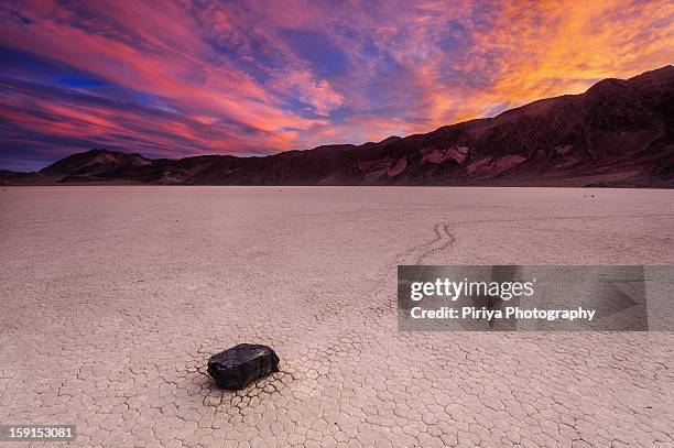 moving rock at death valley - death valley stock-fotos und bilder