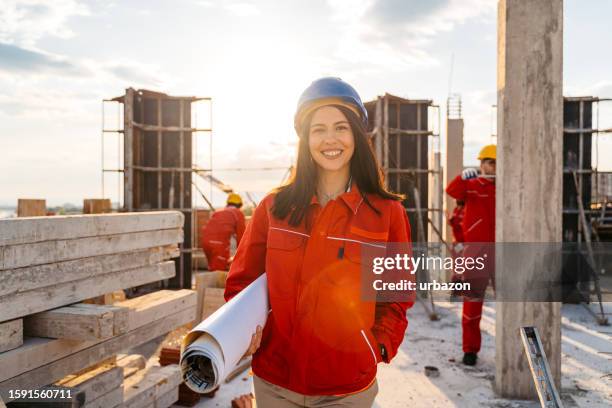 ingeniera en un sitio de construcción - casco de trabajo fotografías e imágenes de stock