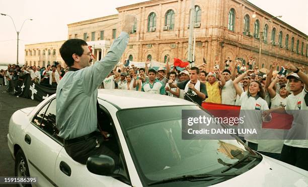 Paraguayan Deputy Marcelo Duarte waves to supporters. Duarte is one of the lawyers in the rial against President Raul Cubas. El diputado Marcelo...