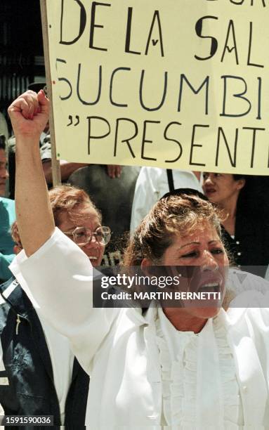 Una enfermera grita consignas contra el gobierno frente al Congreso Nacional en Quito 14 de Abril 1999. Los trabajadores de la salud publica del...