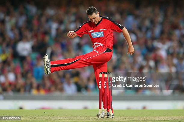 Darren Pattinson of the Renegades shows his frustration during the Big Bash League match between the Sydney Sixers and the Melbourne Renegades at SCG...