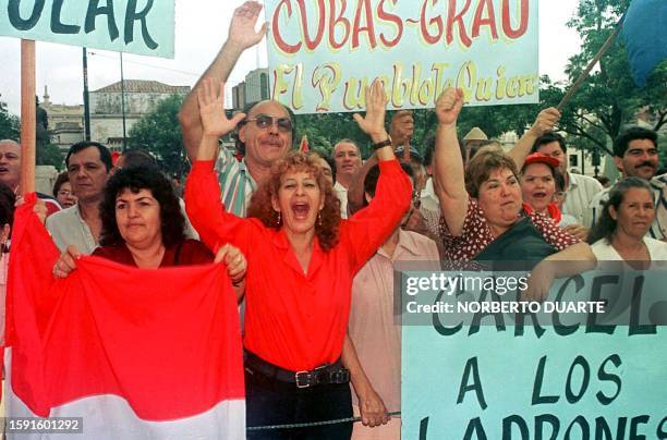 Aderentes al ex militar Lino Cesar Oviedo gritan a los parlamentarios que estan a favor del juicio politico al presidente Raul Cubas, frente al...