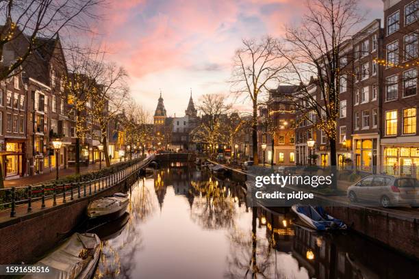 puesta de sol en el spiegelgracht en el casco antiguo de ámsterdam. - estrecho descripción física fotografías e imágenes de stock