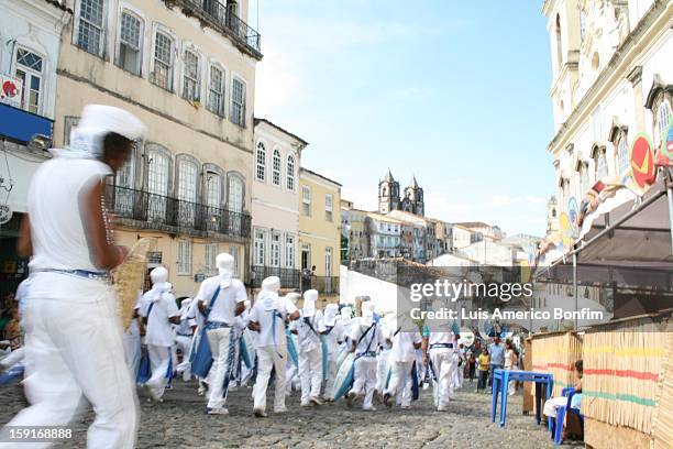 afoxé filhos de gandhy no pelourinho - carnaval bahia stock-fotos und bilder