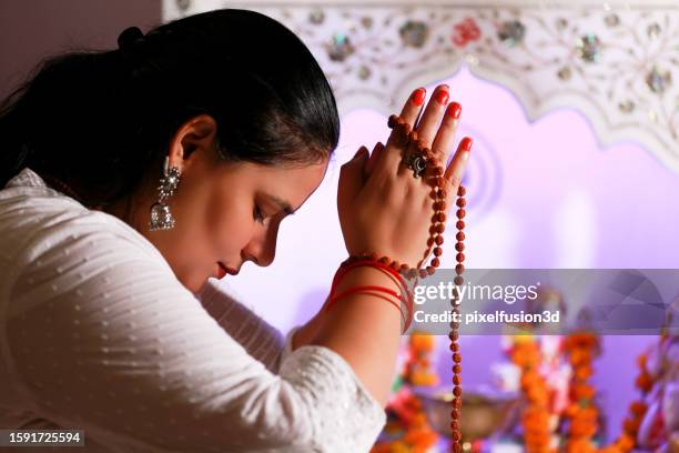 monja sosteniendo rudraksha mala u oración en las manos - prayer pose greeting fotografías e imágenes de stock