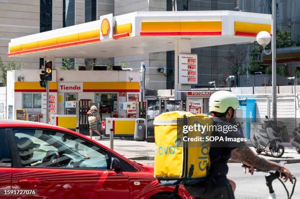 Shell Delivery 4,318 Shell Gas Station Stock Photos, High-Res Pictures, and Images ...