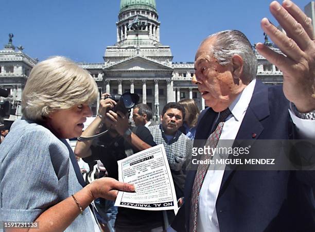 An unidentified woman talks with disputed official Alfredo Bravo in front of the National Congress in Buenos Aires, Argentina, 05 December 2000. Una...