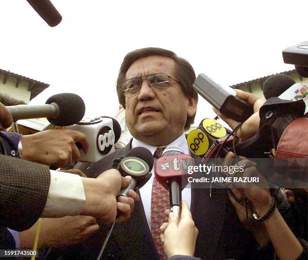 An opposition member of congressman Mesa de Dialogo, Jorge del Castillo, speaks to the press 25 September 2000 in Lima, Peru, after a meeting with...