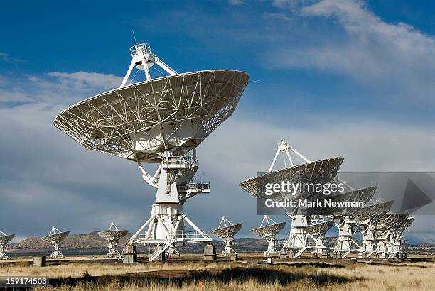 very large array radiotelescopes - satellite dish stockfoto's en -beelden