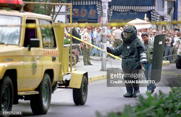 An expert of explosives of DISIP walks to deactivate a supposed bomb in front of the National Congress of Venezuela in Caracas 15 June, 2000. Un...