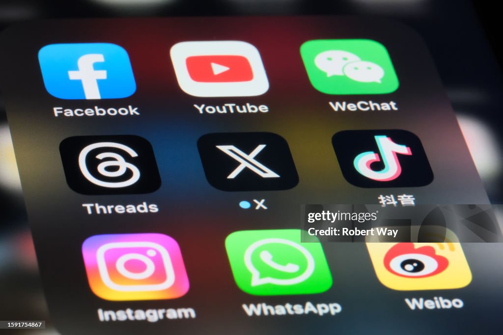 X(新しいTwitter)、スレッド、Facebook、YouTube、Instagram、WeChat、WhatsApp。Douyin(TikTok)とSina Weibo。 各種オンラインソーシャルメディアアプリ