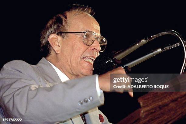 Ricardo Alarcon, president of the Cuban National Assembly, gives a speech 07 January 2000 in Cardenas, Cuba. Ricardo Alarcon, presidente de la...