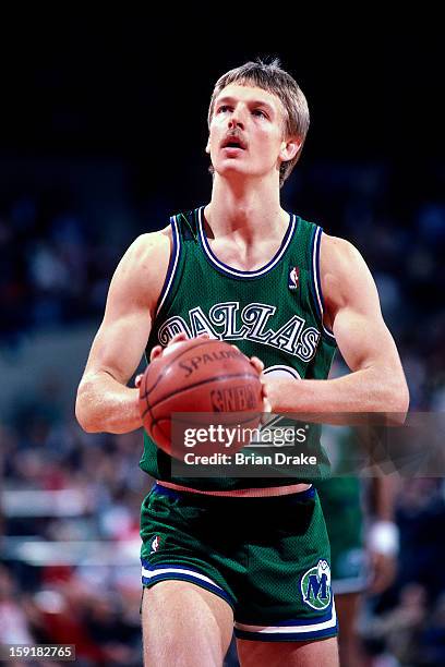 Detlef Schrempf of the Dallas Mavericks shoots against the Portland Trailblazers at the Veterans Memorial Coliseum in Portland, Oregon circa 1987....