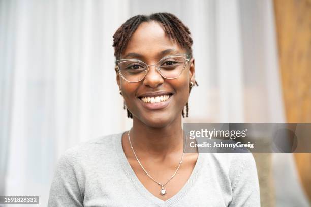 portrait d’une jeune femme noire enjouée - cats eye glasses photos et images de collection