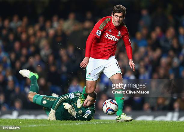 Danny Graham of Swansea City rounds goalkeeper Ross Turnbull of Chelsea on the way to scoring during the Capital One Cup Semi-Final first leg match...