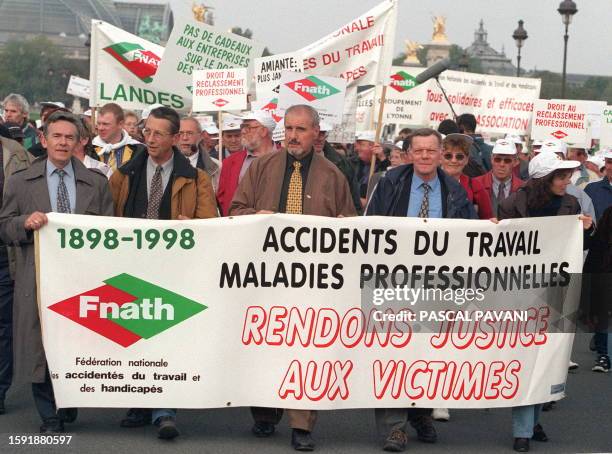 Des personnes manifestent à l'appel de la Fédération nationale des accidentés du travail et des handicapés , le 03 octobre à Paris, pour "rendre...