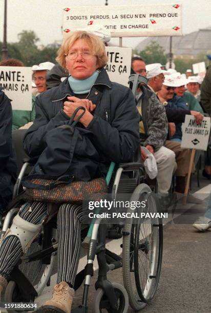 Des personnes manifestent à l'appel de la Fédération nationale des accidentés du travail et des handicapés , le 03 octobre à Paris, pour "rendre...