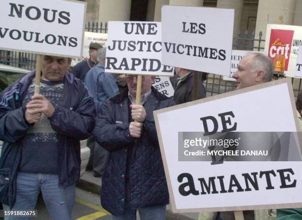 Des victimes de l'amiante manifestent, le 30 novembre 2000, devant le palais de justice de Caen, à l'appel de la fédération nationale des accidentés...