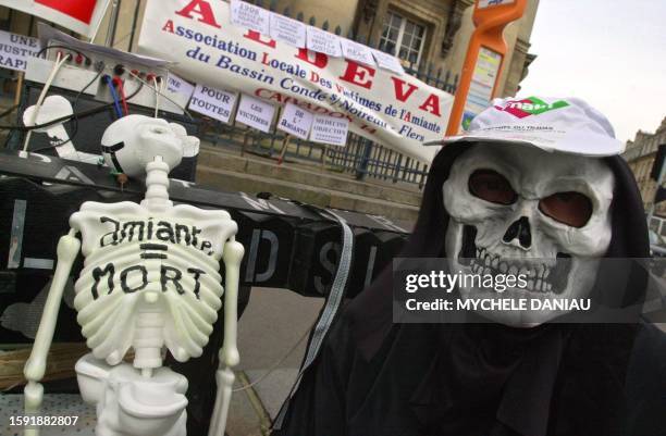 Une victime de l'amiante manifeste, le 30 novembre 2000 devant le palais de Justice de Caen, à l'appel de la fédération nationale des accidentés du...